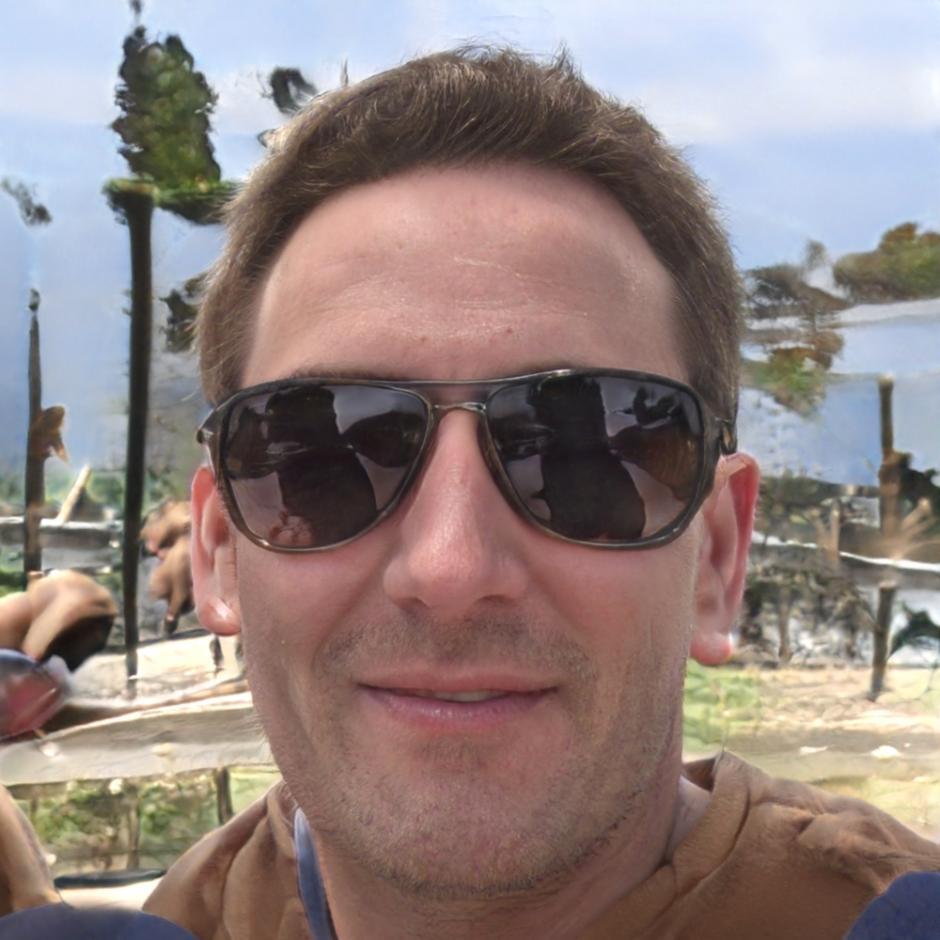 Retrato profesional de Ignacio Mendoza, facilitador de finanzas personales