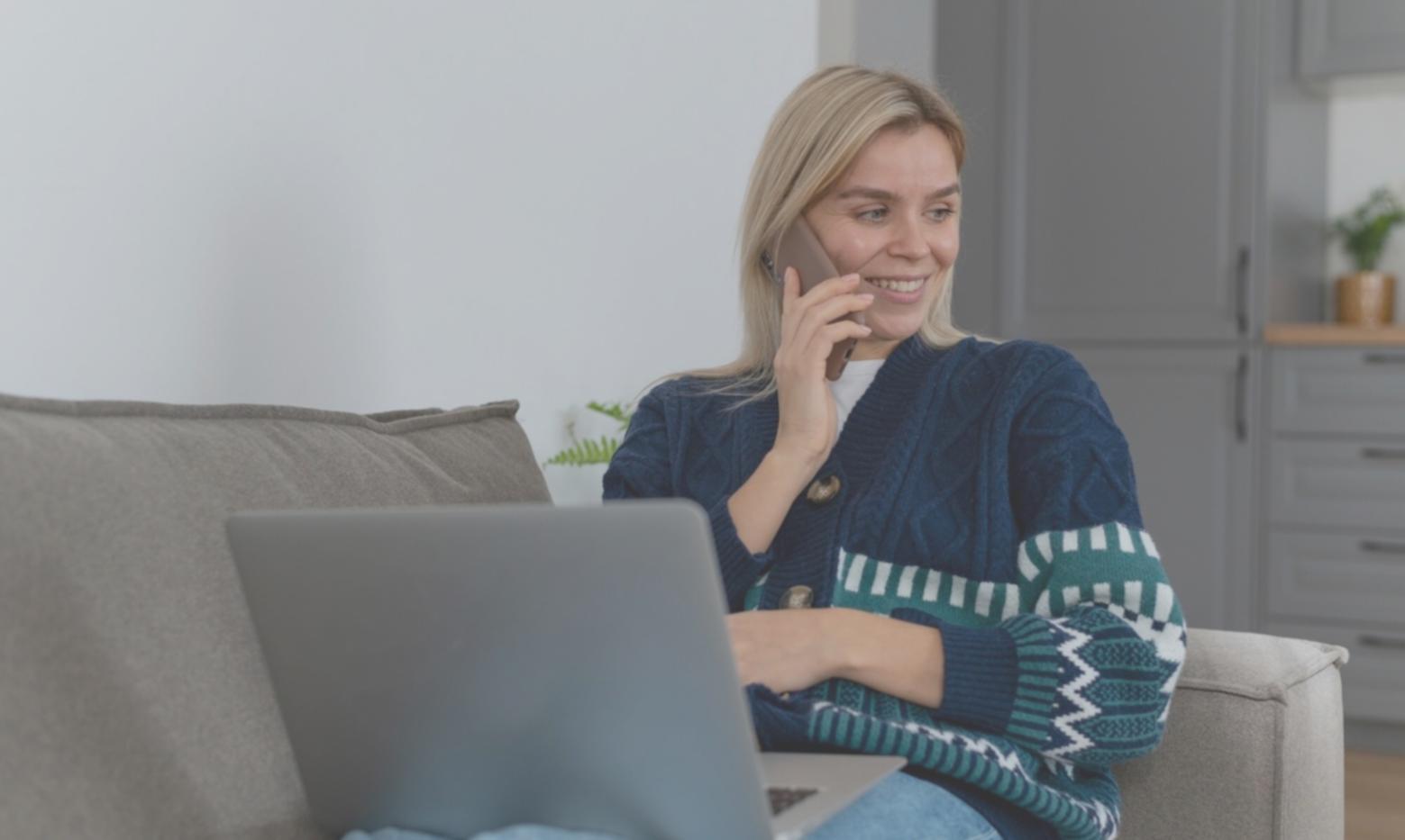 Persona organizando documentos financieros y calculando presupuesto mensual