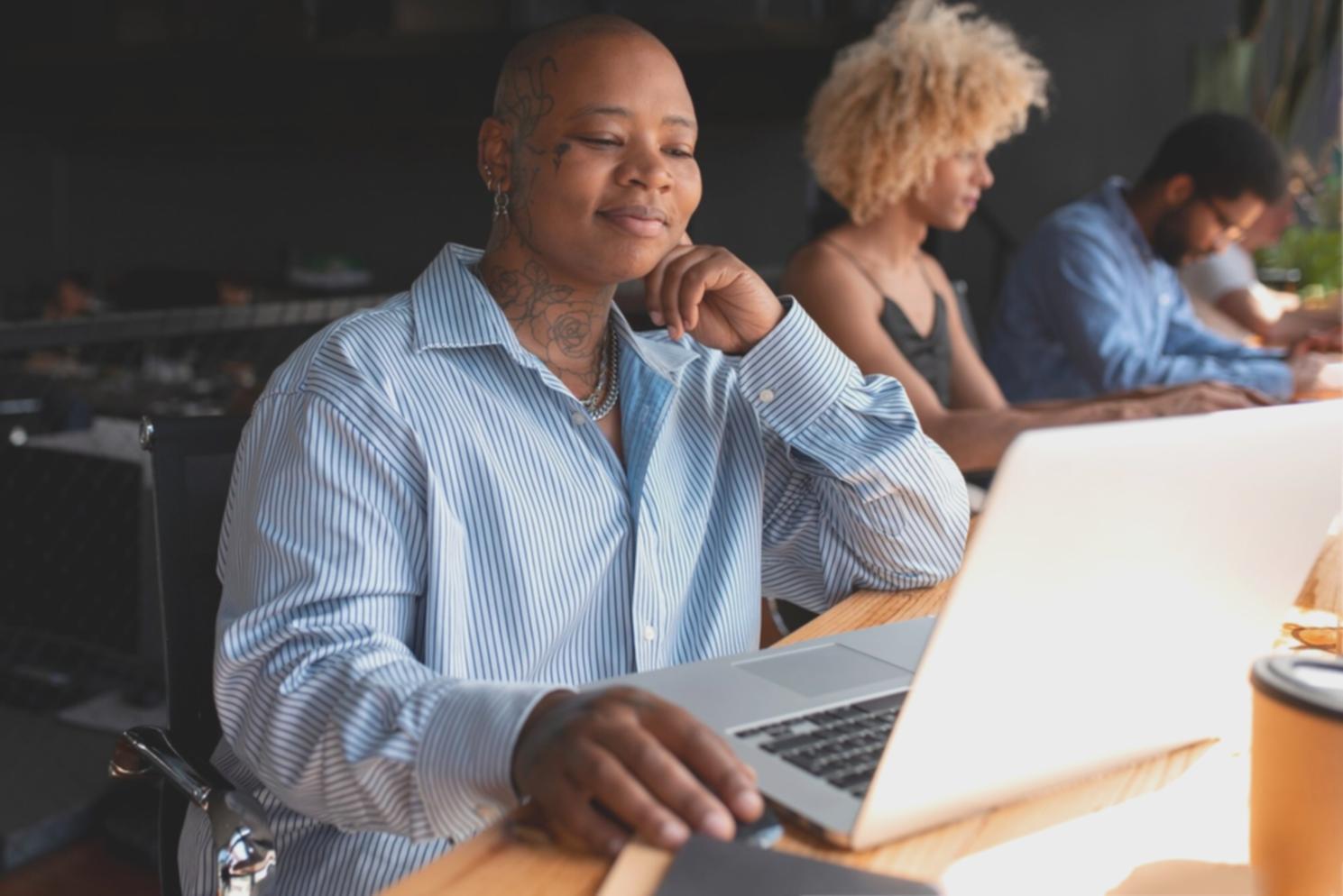 Persona organizando finanzas personales con calculadora y documentos