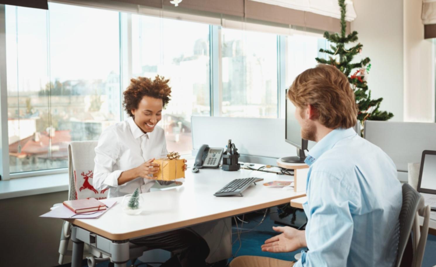 Grupo de estudiantes trabajando colaborativamente en ejercicios de presupuesto mensual